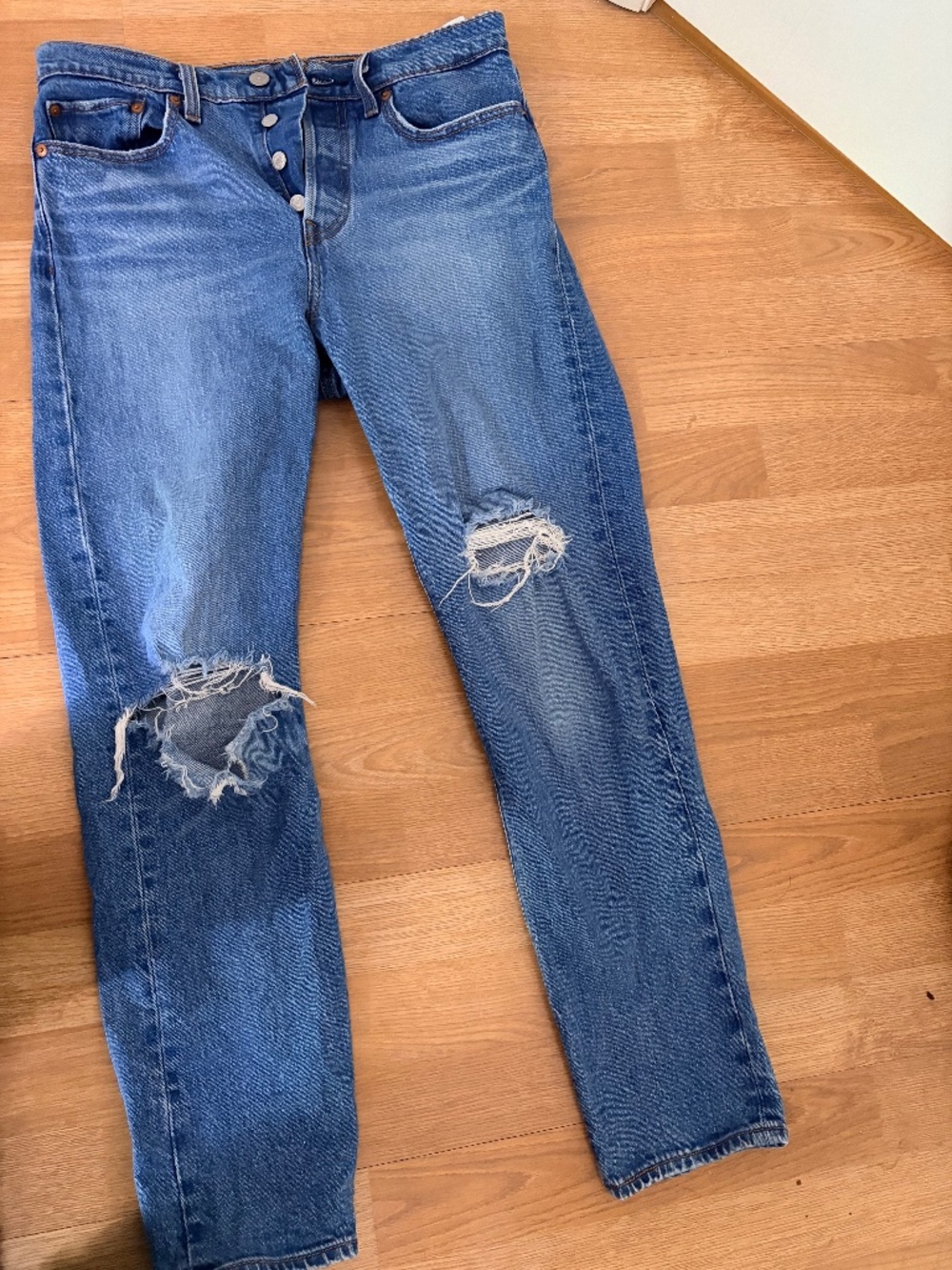 Levi’s Wedgie Jeans W28 L28 High Rise Straight Leg Button Fly Distressed Knees